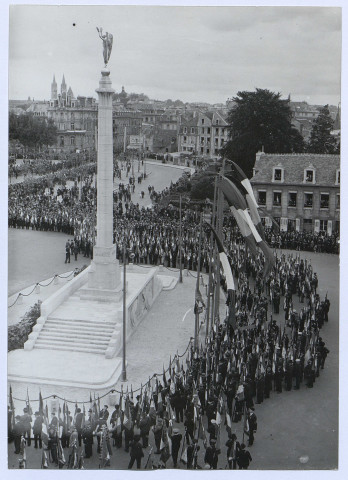 1 -  Caen : défilé du 19e Congrès national des Anciens Combattants (autour du monument aux morts de la guerre 1914-1918, place Foch)