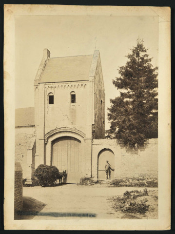 4 - Saint-Gabriel, portail du prieuré, cliché de la collection des monuments historiques