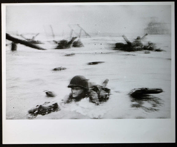 Photographies du reporter de guerre Robert Capa, à Omaha Beach, le 6 juin 1944 (photos n°3 et 10)