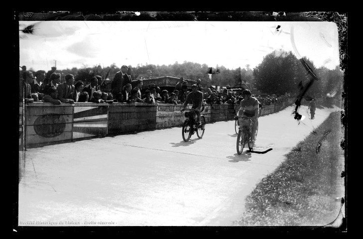 Courses de vélos et de motos au vélodrome de Lisieux (photos n°1812 à 1822)