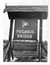 La plaque commémorative du Pegasus Bridge. [photo n°243]