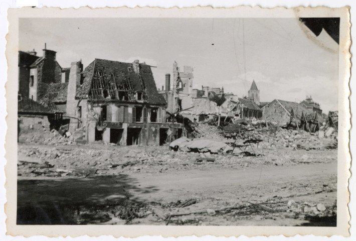Ruines à Caen après les bombardements de 1944: église Saint-Gilles ; église Saint-Julien ; grenier à sel ; rue de Geôle ; rue Saint-Pierre ; hôtel d'Escoville ; quartier Saint-Sauveur, etc