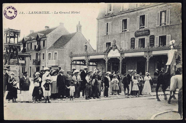 Hôtels : La cale et le grand Hôtel (n°31) La place et le grand Hôtel (n°32) Le grand Hôtel (n°33, 131 à 132) Normandie hôtel (n°99) Mairie "ancien château" (n°98, 129), Gare (n°116) Salon de thé (n°110) Porte de l'ancien château (n°94 à 95) Hôtel du Petit Paradis (n°137)