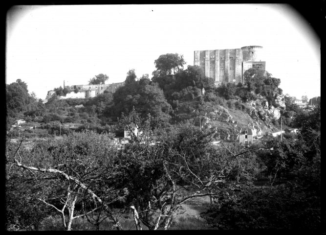 Vue du château de Falaise et de l'éperon rocheux. (plaque n°8)