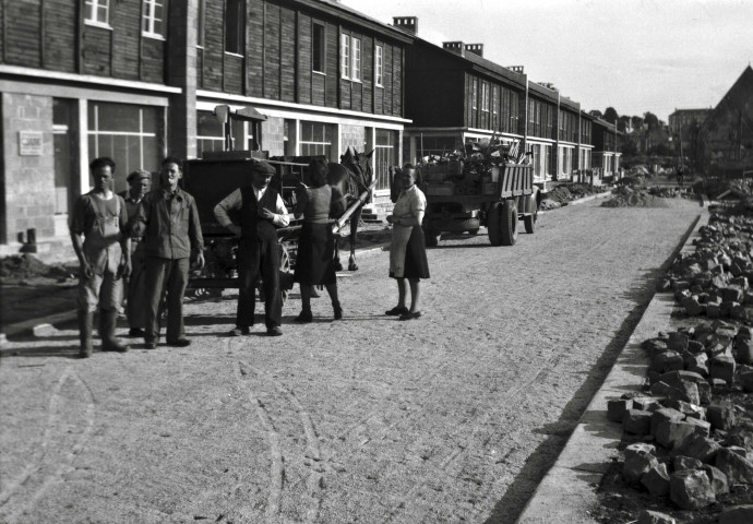 Déménagement de commerçants falaisiens ? (celui de la quincaillerie Dangoisse ?) ( photos n°409 à 410)
