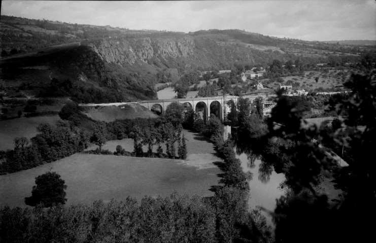 Photographie du pont de Clécy vers 1952, AD14, 112Fi/14