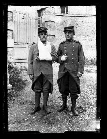 Hôpital militaire provisoire de Saint-Pierre-sur-Dives : infirmières, dont Juliette Morin, et soldats blessés (photos n° 85 à 95)