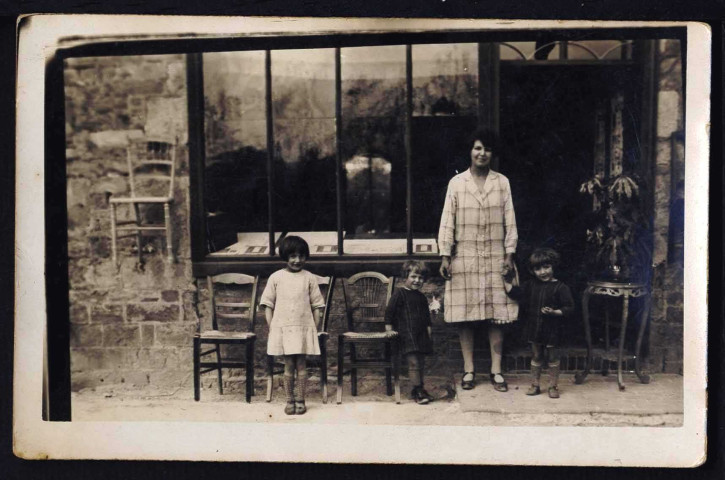 Hôtel des voyageurs (n°6) Restaurant du bon accueil (n°7) Magasin Amand Marcel (avant 1944) fabrique de meubles (tapisserie, sommiers, chaises) (n°22)