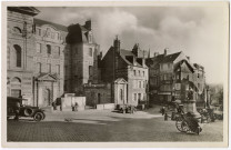 Vire : l'hôtel de ville avant et après destructions (cartes postales n°45 et 46), vue générale en ruines (carte postale n°47), la porte-horloge (carte postale n°48)