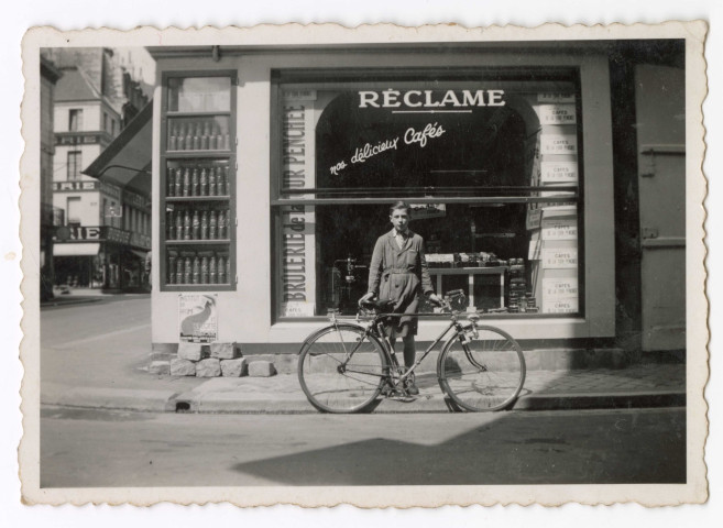 Photos de Marcel Marel, commerçant de la brûlerie de la Tour Penchée à Caen, détruite pendant les bombardements de 1944
