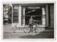 Photos de Marcel Marel, commerçant de la brûlerie de la Tour Penchée à Caen, détruite pendant les bombardements de 1944