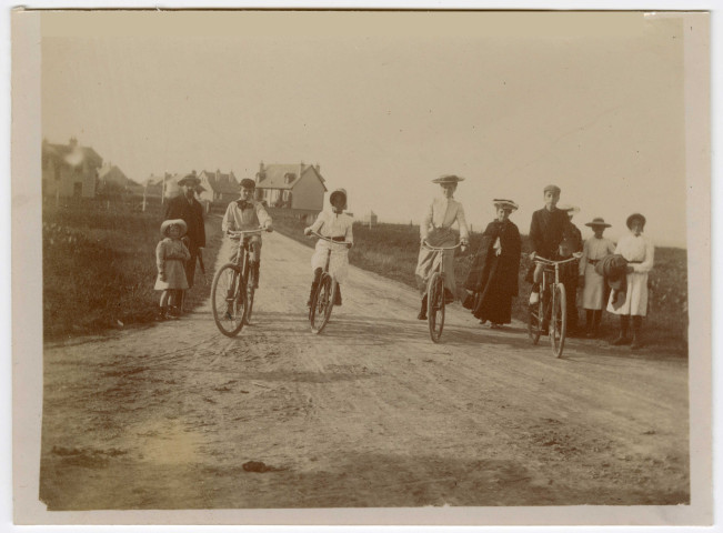 Personnes à vélo à Luc-sur-Mer (n°309 à 314)