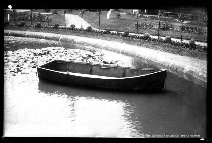 Barque dans le bassin du jardin public (photo n°482)