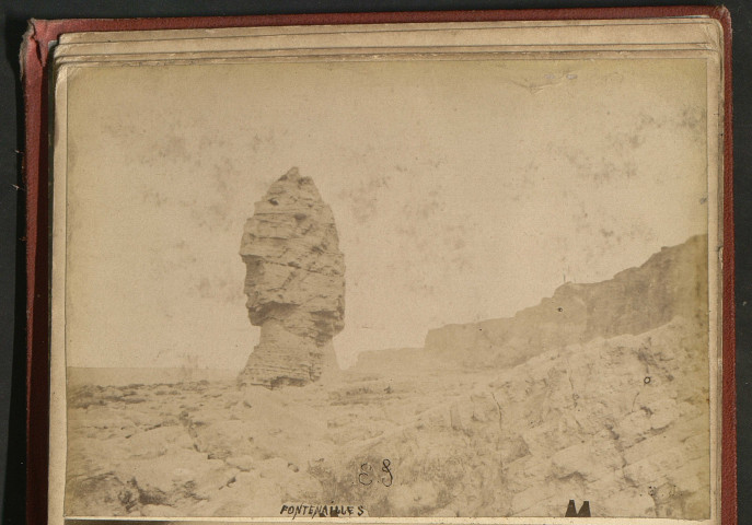 Falaise et Demoiselle de Fontenailles (rocher disparu en 1902) à Longues-sur-mer