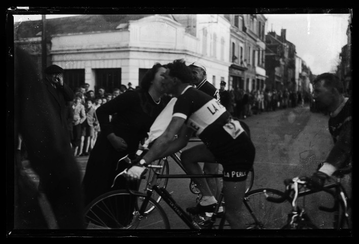Le cycliste Jean Delahaye remporte une étape (Tour de l'Ouest ?) (photos n°4835 et 4836)