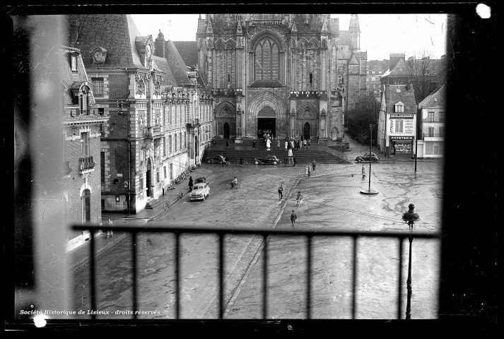 Vue sur la place Thiers et le parvis de la Cathédrale Saint-Pierre (photo n°1165)