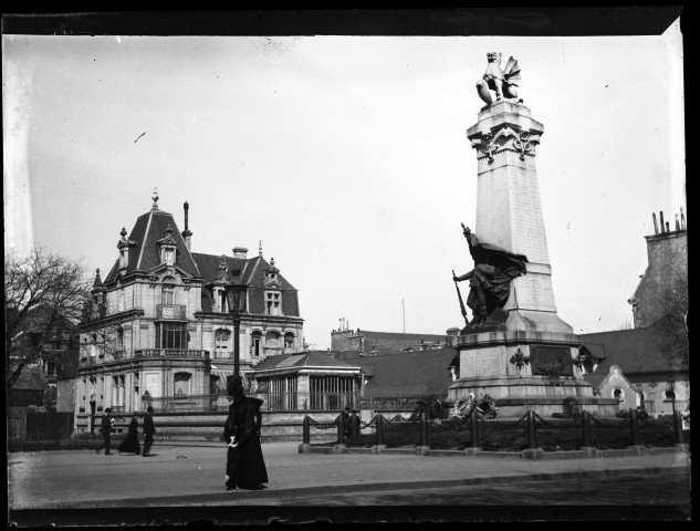 Monument des Mobiles, place Alexandre III et quai de juillet