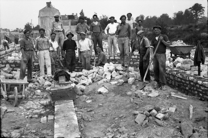 Ouvriers de la Reconstruction à Falaise : portraits, chantiers et logements (photos n°110 à 132)