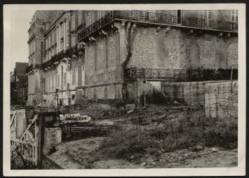Des barbelés ont été posés et le bâtiment est détruit sur sa partie droite où devait se situer un blockhaus.