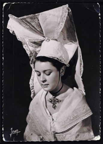 Tripes (n°3715, 3822) Châle de mariage (n°3736) Costume normand (n°3836)