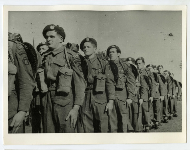 Revue de troupe du 4e commando en Angleterre avant le débarquement en Normandie