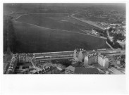 Vue aérienne sur la Prairie de Caen et ses alentours, baraquements provisoires sur le Grand Cours (photo n°160)