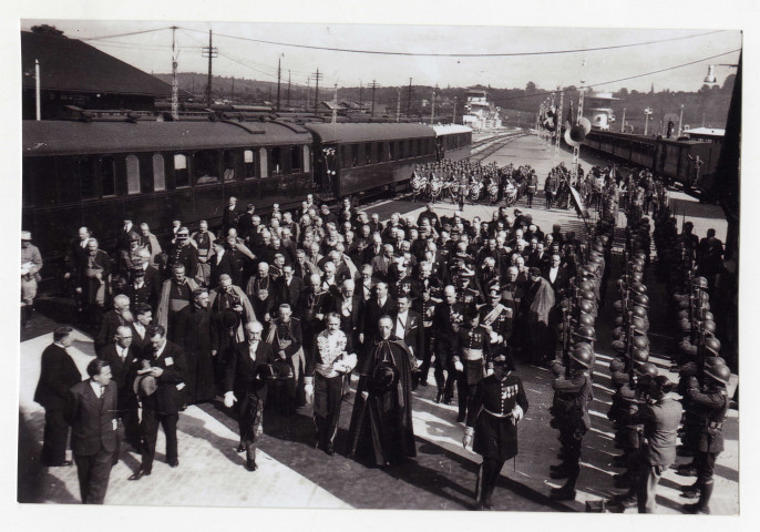 Visite du Cardinal Pacelli (nonce apostolique, futur pape Pie XII) pour le 11e congrès eucharistique national à Lisieux en 1937.