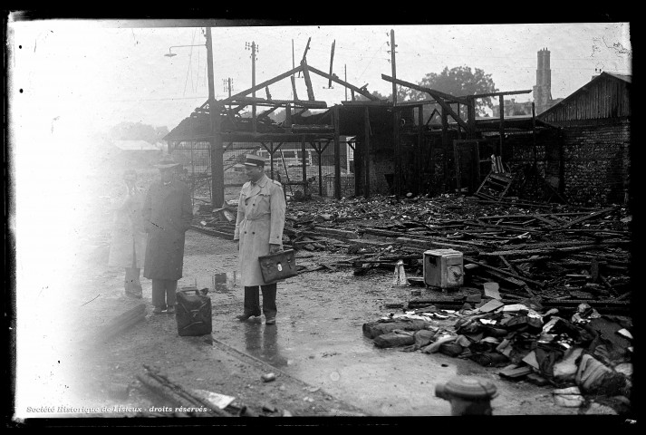 Incendie dans la cité commerciale de Pont-l'Evêque (photos n°478; 762; 764 à 766)