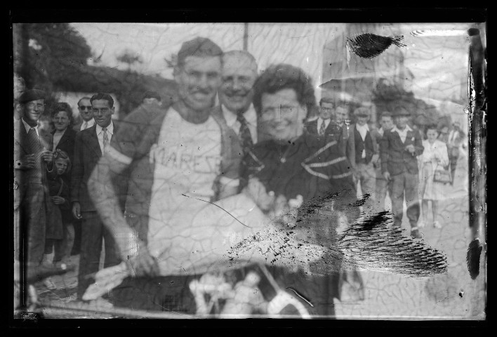 Courses cyclistes ("avenue Bellavoine Bernard") à Lisieux (photos n°8312, 8314 à 8316, 8318, 8319, 8328 et 8329)