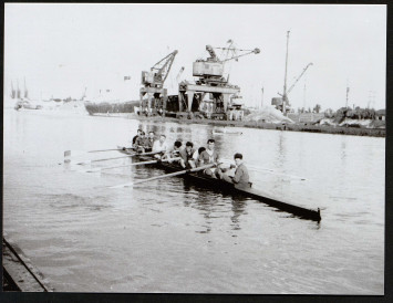 Photographie de membres du club à bord d'un bateau d'aviron.