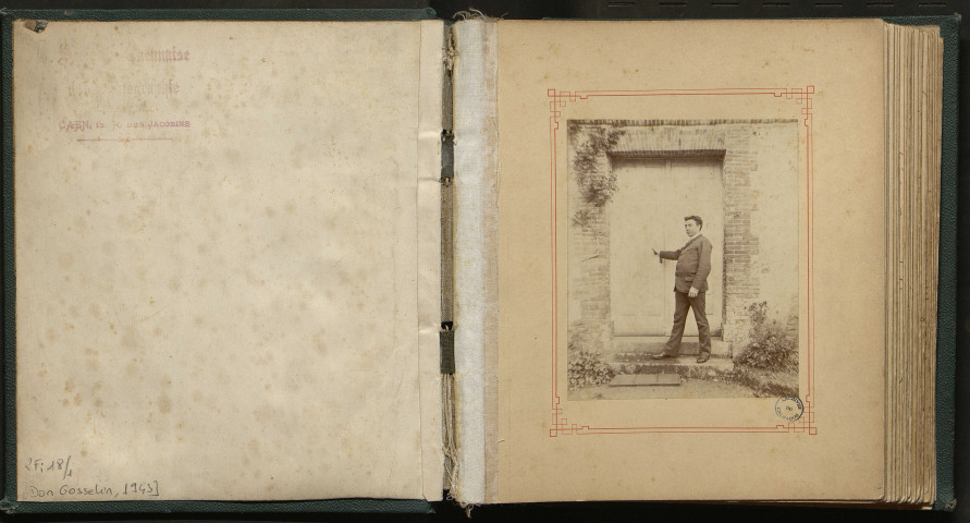 Photo 1 : portrait en pied d'un homme fermant la porte d'un maison.