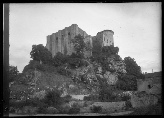 Vue du château de Falaise et de l'éperon rocheux. (plaque n°10)