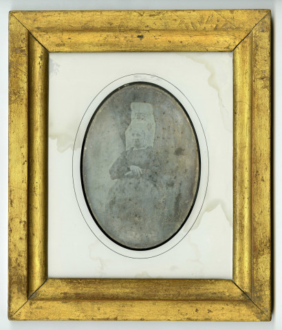 Daguerréotype du photographe caennais Lambert Nessy représentant une femme normande en coiffe traditionnelle du Bessin.