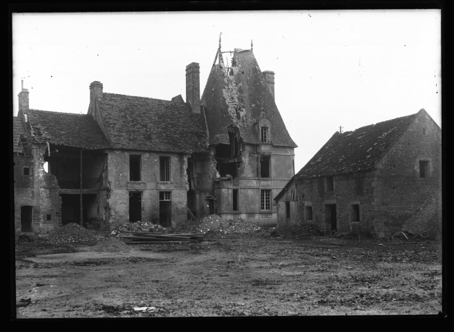 Ruines du manoir Balleroy et de sa ferme à Bieville-sur-Orne (photos n° 15 à 19).