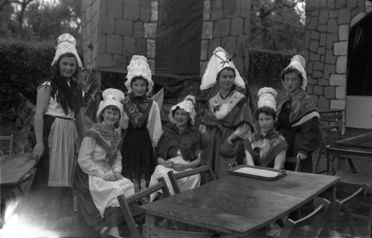 Jeunes femmes et jeunes filles en costumes traditionnels normands (photos n°365 à 366)