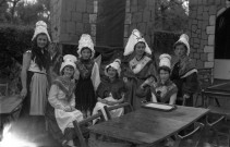 Jeunes femmes et jeunes filles en costumes traditionnels normands (photos n°365 à 366)