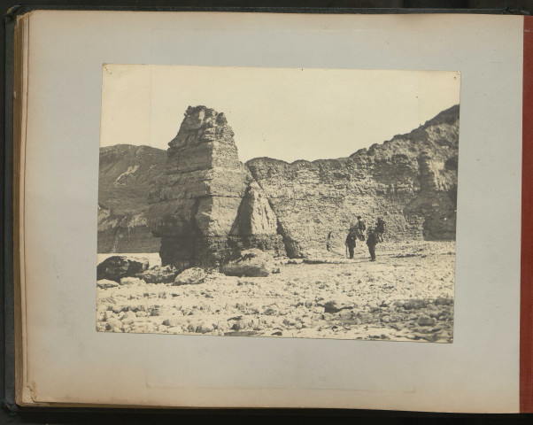 « Excursion géologique sous la direction de Mr Bigot, les falaises de Port en Bessin, mai 1903 » (pages 28 à 30).