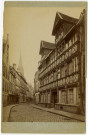 Photographie de la rue de Geôle à Caen, avec la maison des Quatrans et le clocher de l'église Saint-Pierre