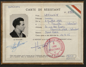 Une photographie d'identité de profil figure en haut à gauche du document. Une bannière bleu, blanc, rouge forme un liserai en haut à droite. Le document est signé de la main de Lucien Levillain. La mention "déporté est notamment indiquée.