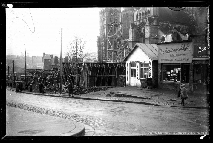 Chantier de reconstruction d'un Immeuble en briques, à l'angle de la rue Henry-Chéron et de la rue du Paradis (photos n°1261, 716,1268, 403, 396, 872, 1002 et 1037)