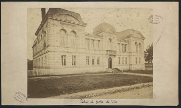 Photographie prise à la fin du 19e siècle du palais de justice de Vire