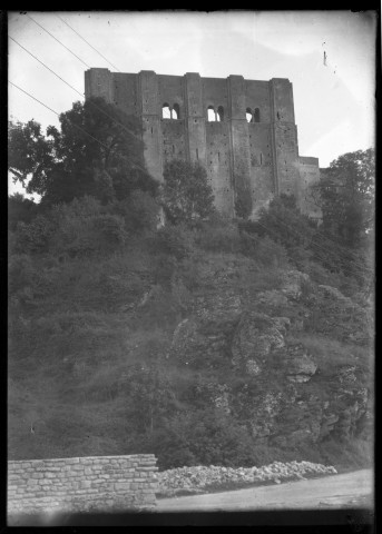 Vue du château de Falaise et de l'éperon rocheux (plaque n°2)