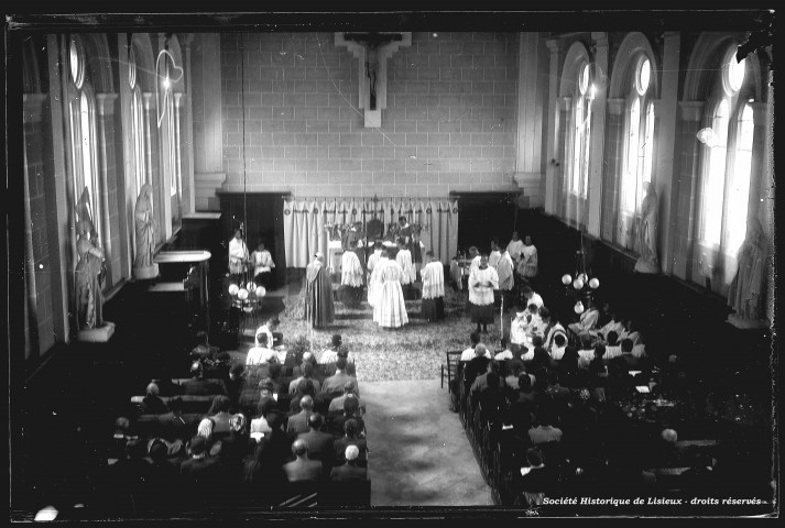 Ordination de trois prêtres dans la chapelle de l'Hôpital (photos n°354 à 355)