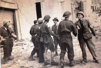 Libération de Caen : Léonard Gille et Pierre Daure accueillent les premières troupes britanniques entrant dans Caen pour la Libération de la ville.
