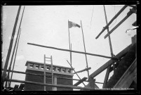 Un drapeau est installé sur le faîtage d'un immeuble (photo n°273)