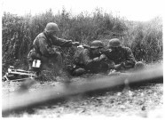 Des soldats allemands font "une pause" (photos 50 et 135)