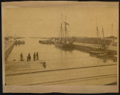 Port de Ouistreham avec l'ancien phare, par le photographe E. Peret.