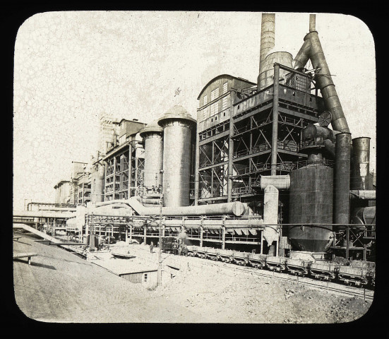 Photo 2 : vue générale d'une aciérie. (N°) 8.