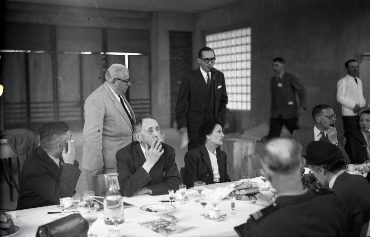 Banquet et discours à la mairie et aux Halles de Falaise à l'occasion du meeting aérien "24h de Falaise" (Maurice Nicolas, Paul Galland, Léon Bathiat) (photos n°303 à 316)