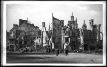 6 - Place Saint-Pierre et l'hôtel d'Escoville en ruines